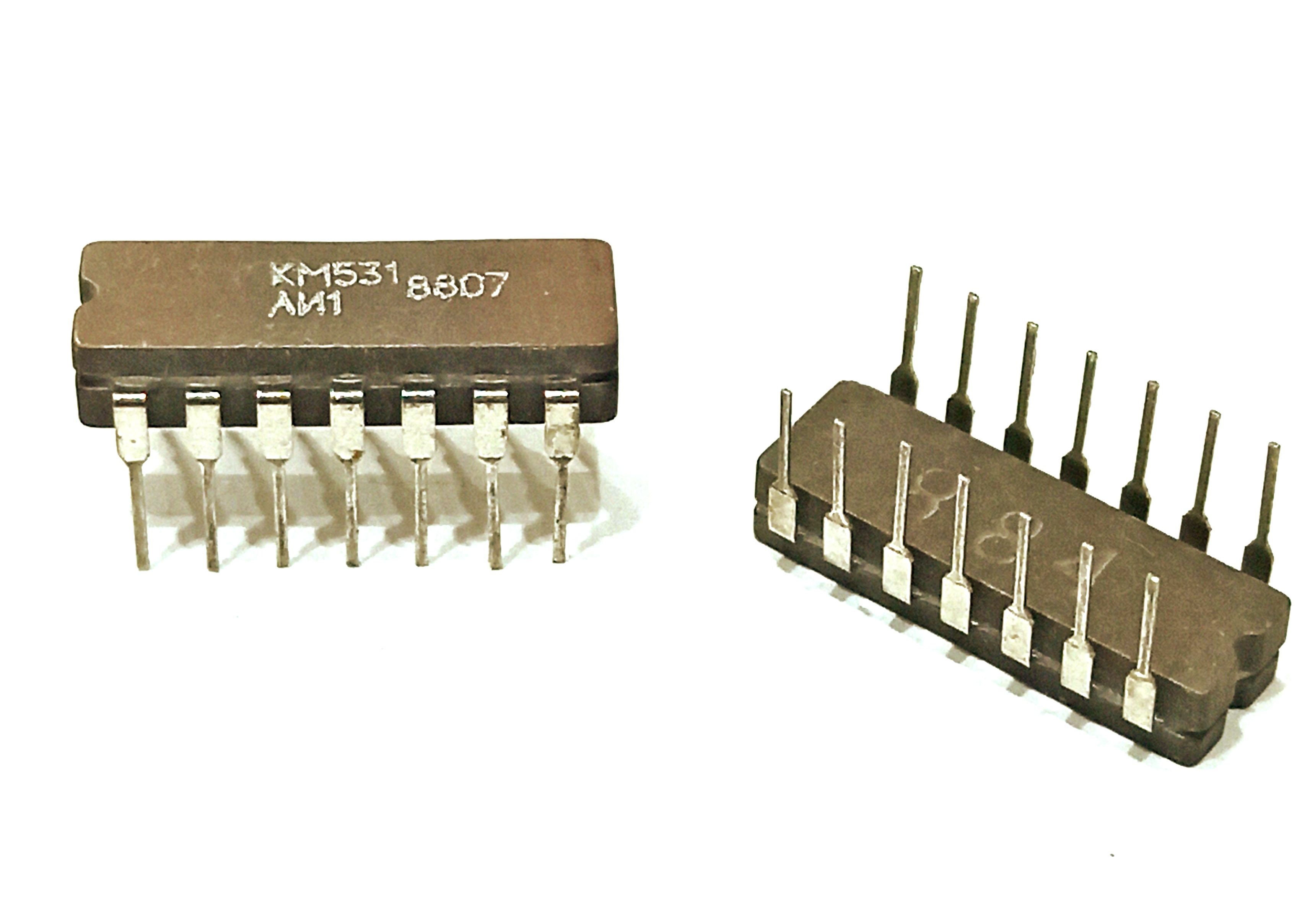 آیسی КМ531ЛИ1 روسی سرامیکی معادل 74S08